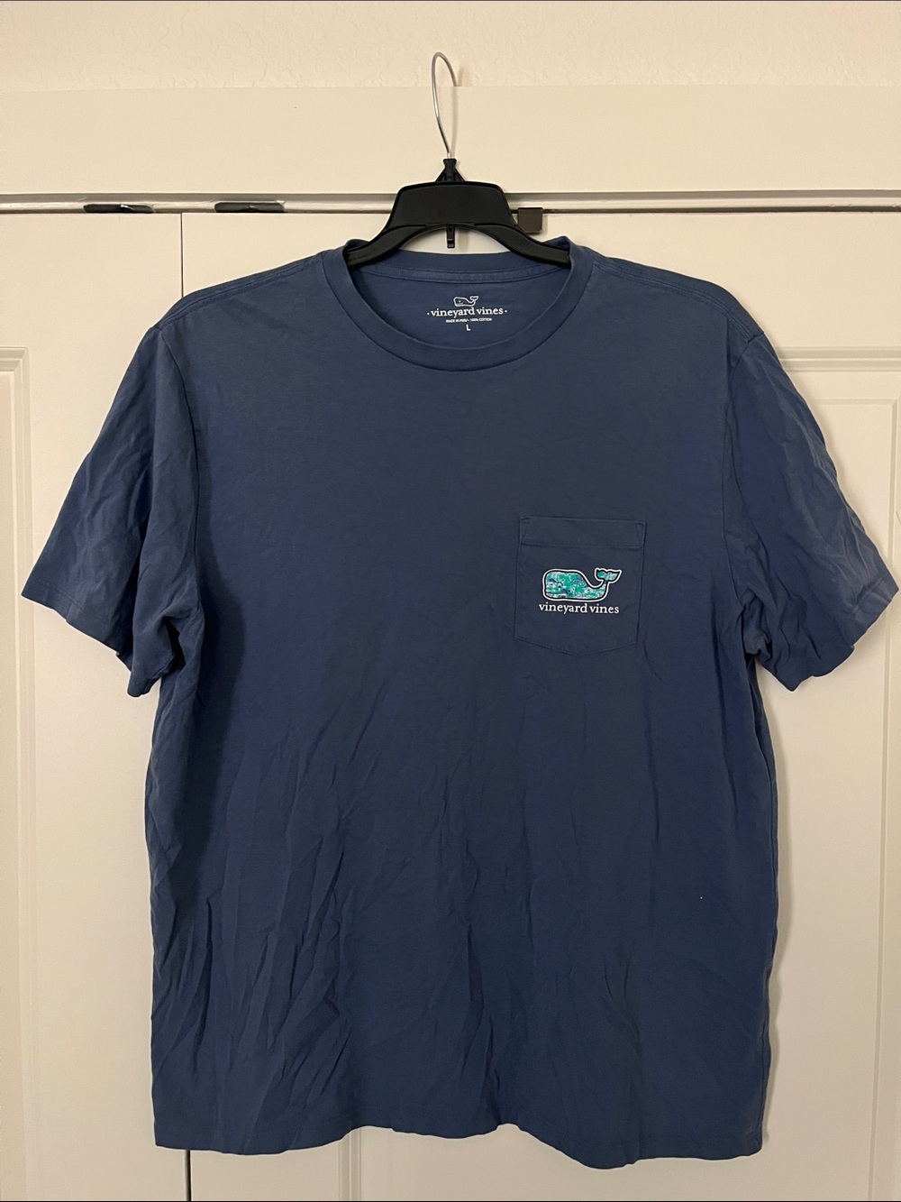 Vineyard Vines Men’s Beach Tropical Blue Pocket Tee with Whale Patch - Picture 2 of 7